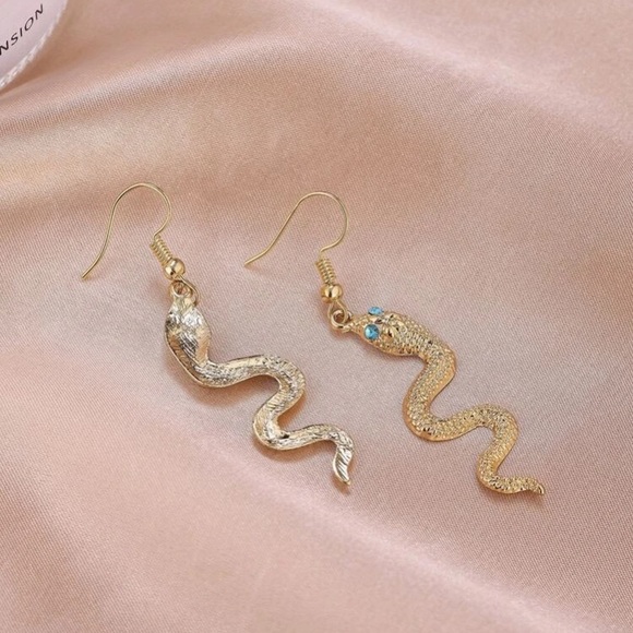 ‼️$4 Sale‼️ 🌻 Golden Snake Drop Earrings - Picture 3 of 3